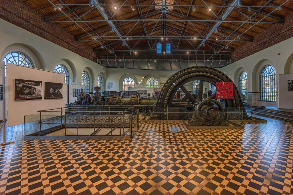 Digital Twins Grow Up: Factories, Bridges and Wind Farms Hala główna Galerii Elektrownia w Czeladzi z ekspozycją maszyn i urządzeń pokopalnianych